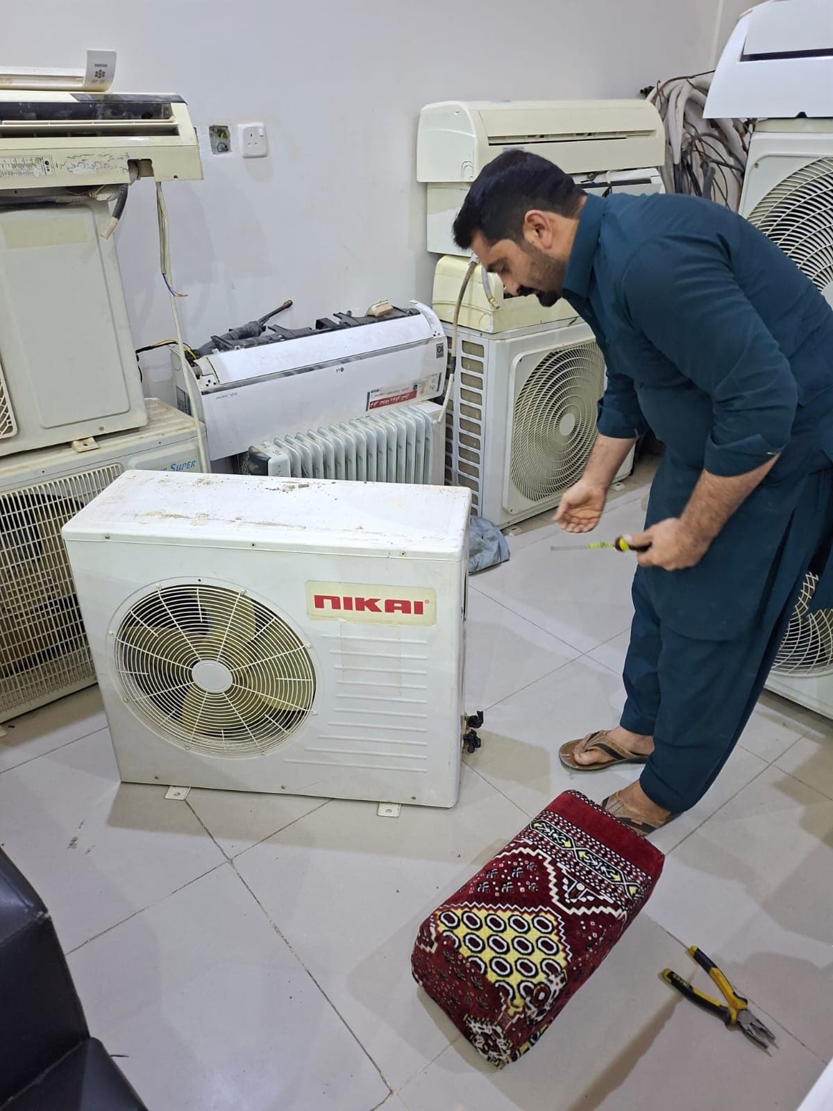AC technician working in Al Rimal